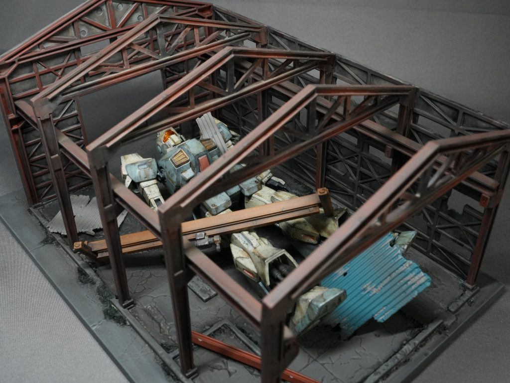 挙句の果てにゴーストタウンの廃工場に何故か置き去りにされていた・・・という設定。