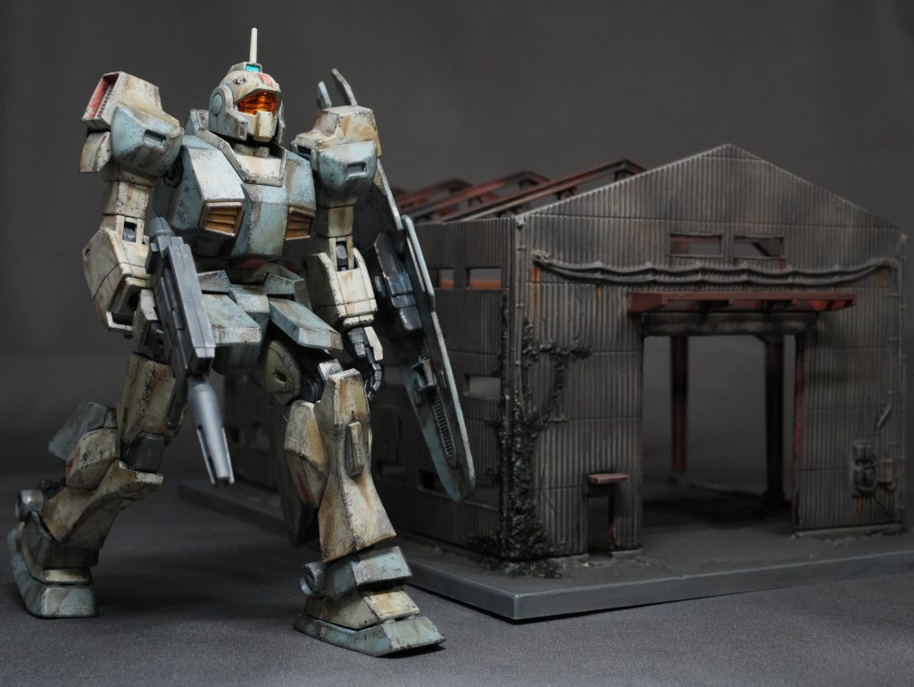 しかし!発見した現地の反連邦ゲリラの手で最低限の修復を受けて再び立ち上がる!そんなイメージはいかがでしょう?