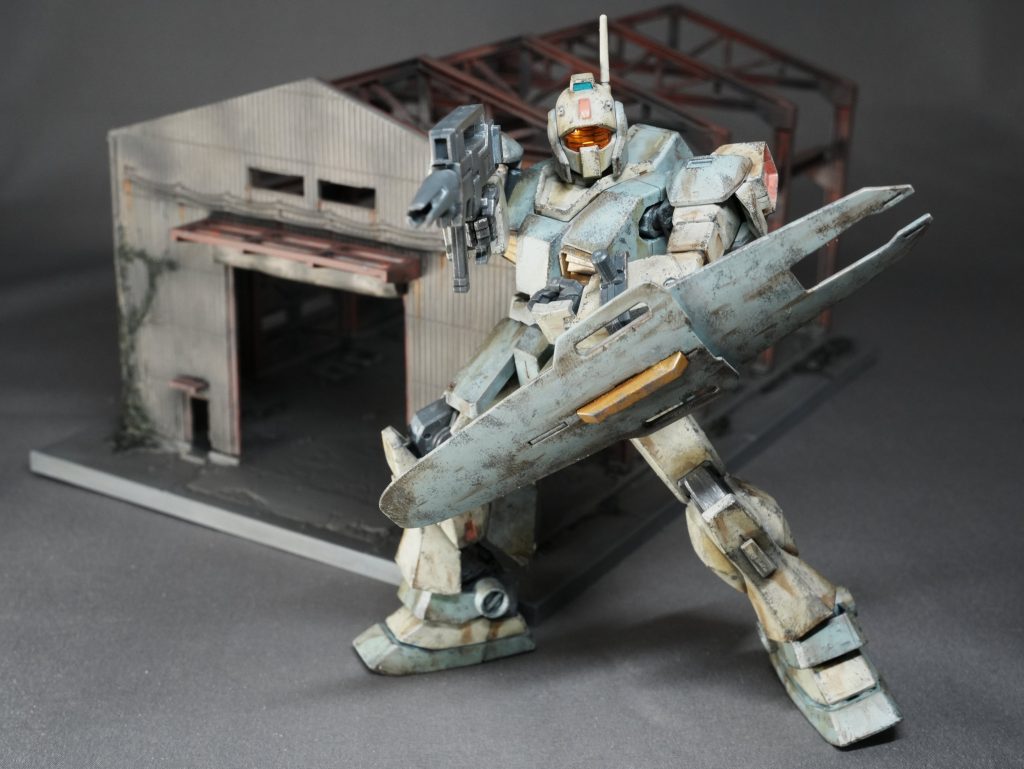 ちなみに先程から登場してる廃工場のジオラマはトミーテックさんのジオコレ・コンバットシリーズ「破壊された工場」。HGガンプラと同スケールの上、塗装済みなので気軽にジオラマ遊びが出来ちゃう!追加ウェザリングもしてるけど、未加工でも雰囲気十分。同シリーズのジオラマを揃えたくなります。