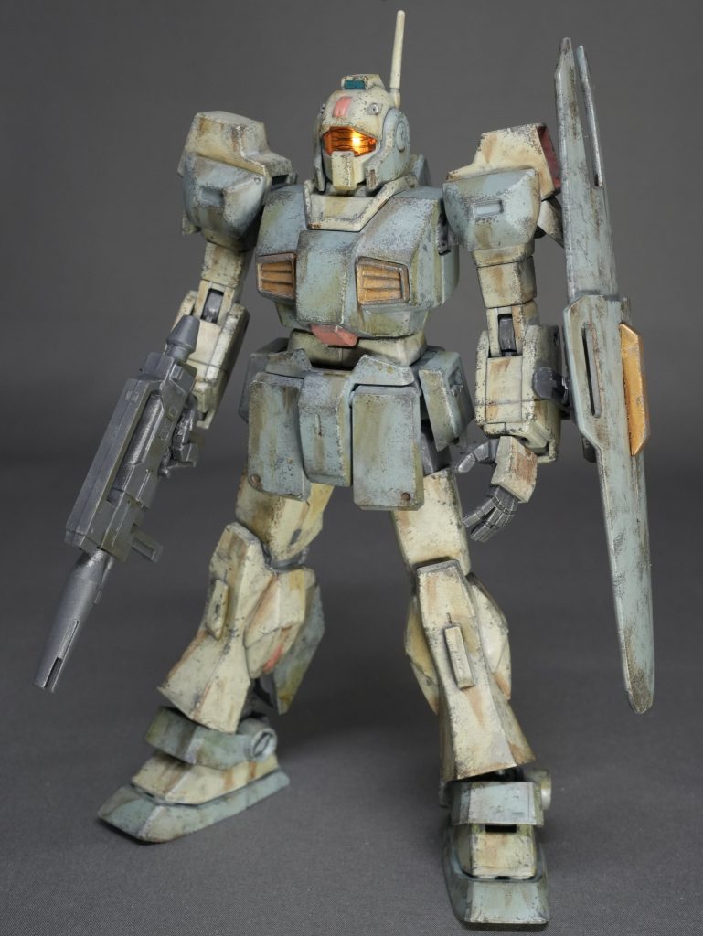 少なくとも『ガンダムUC』の0096年まで運用されてたネモ。さらに後の時代まで地球の過酷な環境下で働き続けた本機は、元は鮮やかだったエゥーゴカラーもすっかり色褪せ、汚れが染み付いた状態。