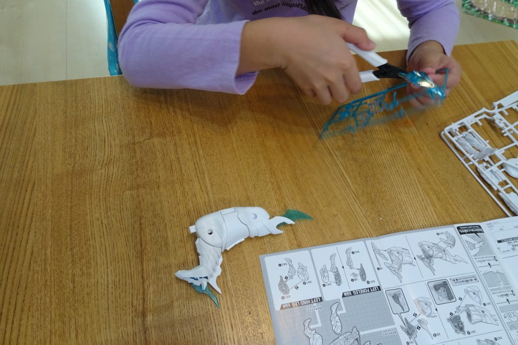 制作工程1バンダイのエントリーニッパーは、手の小さい子供にちょうど良く小1でも使い易いと言っていた。英数字が読めれば、説明書を見ながらパーツを切り出し、間違えそうな時だけ助言すれば、何とかなった。パチンとはめるのに力が必要なので、小1女子には厳しい箇所もあり、そこだけは手伝ってあげた。