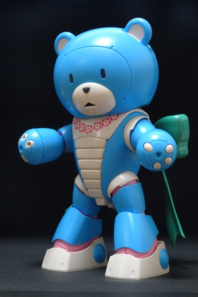 最後に、ベアッガイオハナ。頭部以外ほぼHGアッガイなので、小1にはパーツ数も多く、説明書の見方を教えながら、時に手伝いながら作成。結構力が要る箇所もあり、しっかり組み立てるには大人の手助けが必要でした。シール貼りだけはやってあげた。