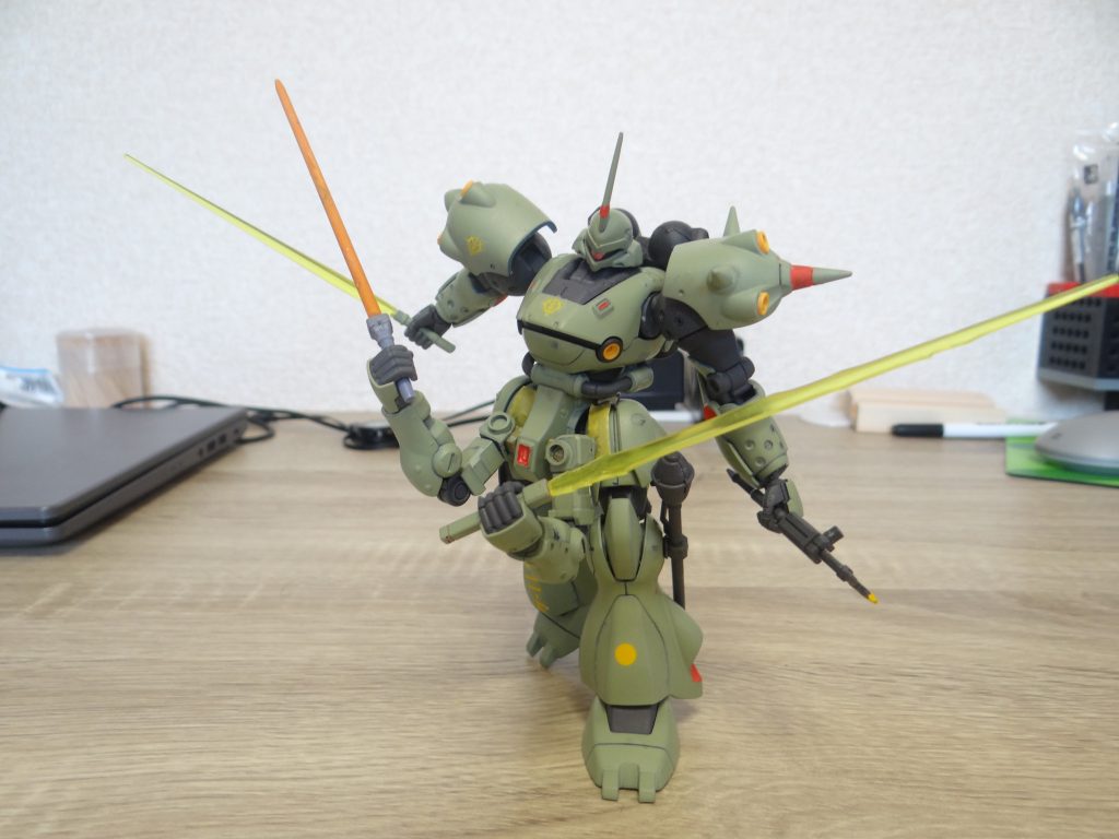 格闘武装：ビームサーベル（ケンプファー用）、ビームサーベル（シナンジュ用）、ヒートサーベル、ヒートホークです。ジャンクパーツでサブアーム的なものを作り、4武装一気に装備できるようにしております。