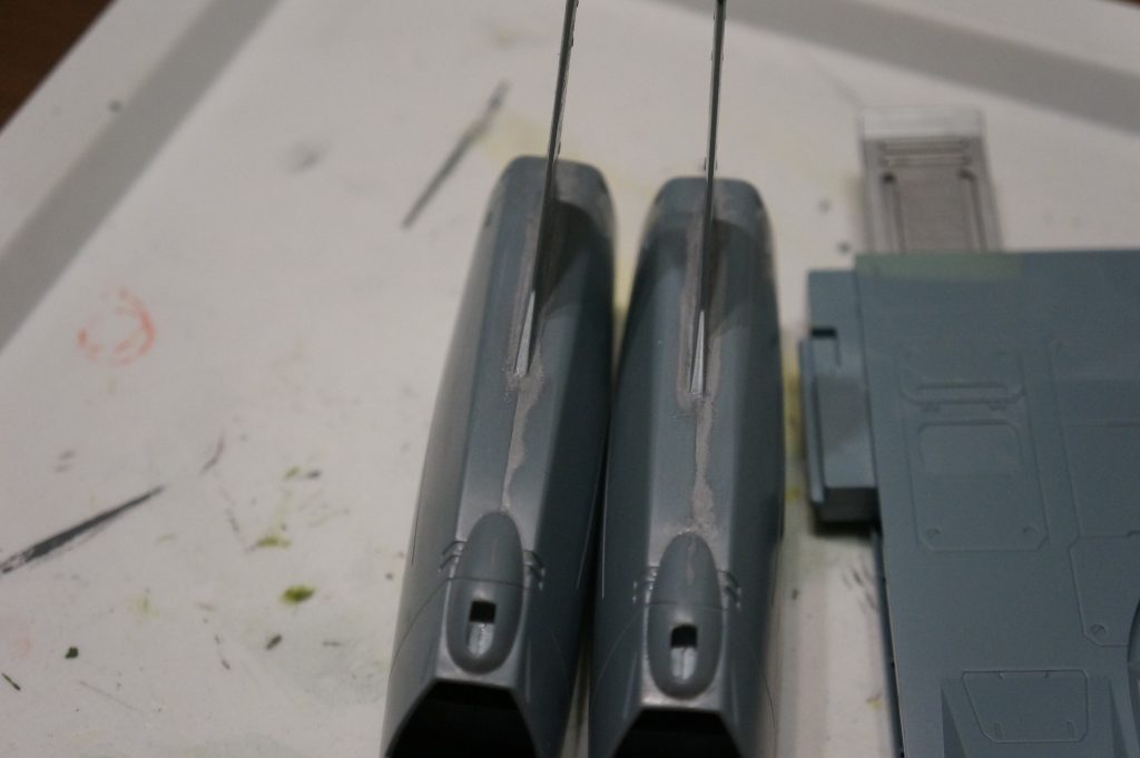 合わせ目消し。ここと本体の側面にがっつり合わせ目があるのでしっかりと対応します。