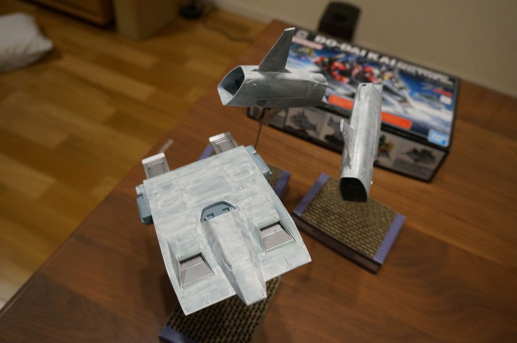 サーフェイサー1000も筆塗り。斑が多いように見えますが表面はツルツルです。念のために一旦軽くペーパー掛け。