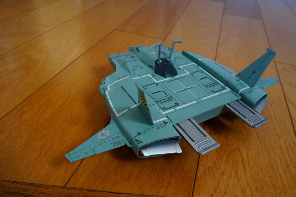 斜め後ろから。シルバー部分だけMr.カラー(ラッカー)を使用し、その他はタミヤのアクリルです。使い分けに意味はなく、単に手持ちを使っただけです。今後はMr.カラーに統一しようか考え中。 