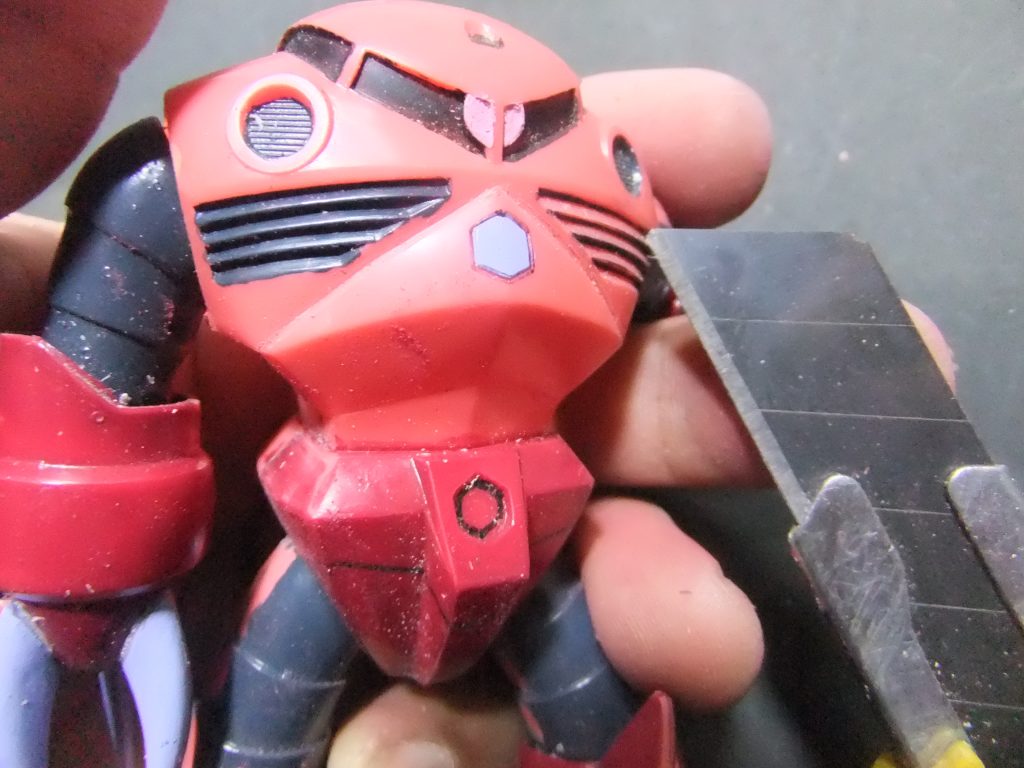 胸のスリットを削り出ししてシャープに仕上げマス。