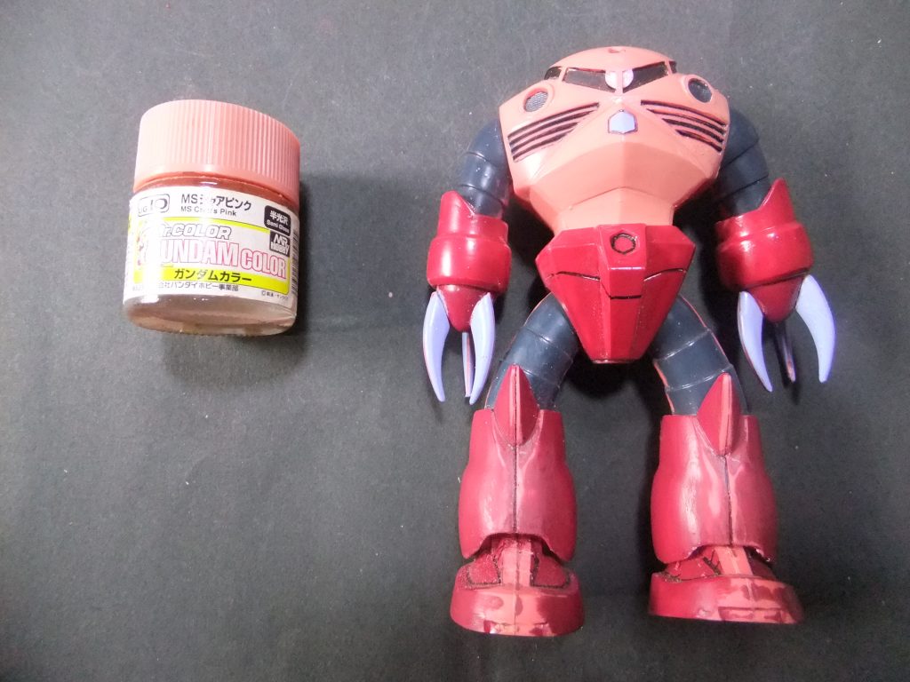 下ごしらえが終わったところでシャアピンクを筆塗りを行いマス。