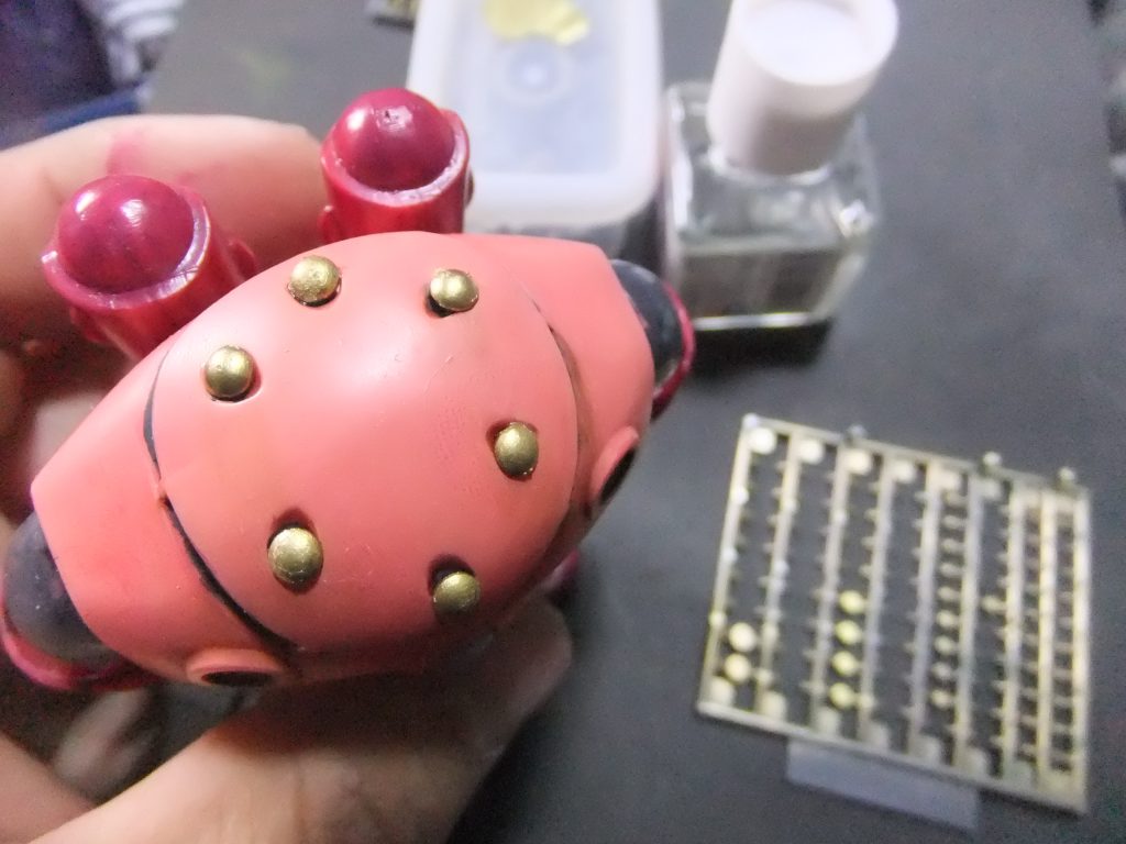 頭部のミサイル発射口にコトブキヤの丸モールドを塗装して貼り付け。