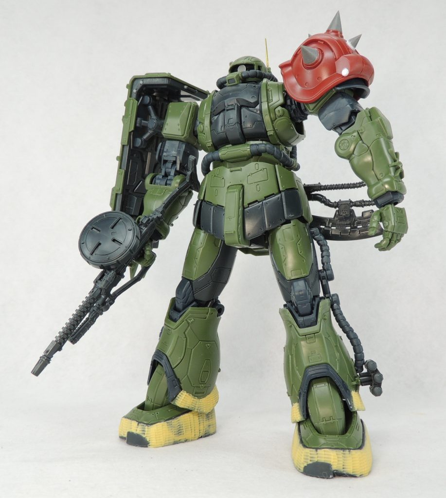 ■改造について⑴頭部はモノアイのモールドを削り取り、デカールを貼付けた後、透明レジンを塗布して硬化させ、クリアパーツのような質感に。アンテナは0.5mm真鍮線に変更。左肩のスパイクは市販のディティールアップ用パーツを任意の長さに切り取って接着。