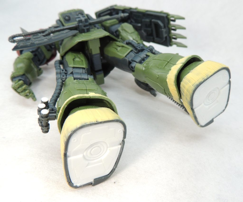 ■改造について⑵足裏の肉抜き穴は、レジンで複製したパーツで塞ぎました。ツィメリットコーティングは、エポキシパテを薄く伸ばして貼り付け、モールド入りプラ板によるスタンプで表現。好みで裾までツィメリットコーティングを施しました。