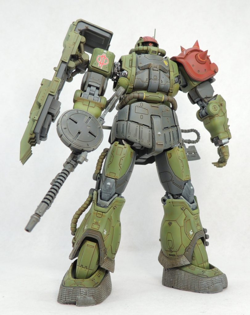 ■カラーリング⑴基本塗装ですが、HG1/144無識別型ザクⅡルショーン機を製作した際に調色したカーキ色(よもぎ色50%、ミドルストーン45%、マホガニー5%)を使用し、カラーモジュレーション塗装を施しています。この色は、以前製作したケイル機にも一部使用しており、部隊としての色味の統一性を持たせています。グレーの部分はメカサフ・スーパーヘヴィのままとし、レッドの部分は後のウェザリングを考慮して明るめのパンツァーレッド⑵を使用しました。