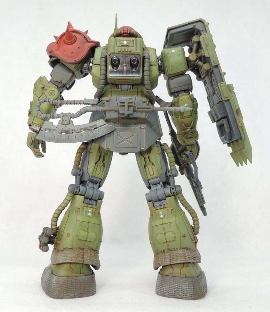 ■カラーリング⑵基本塗装の終了後、エナメル塗料のディープ・ブラウンやダーク・ブラウンでウォッシングをパーツごとに行い、組み上げた後に全体のバランスを見ながらドライブラシで陰影を強調しました。デカール貼りを終えた後、全体的にツヤ消しを吹きますが、全体的にボヤけた印象になるのを防ぎたいと思い、所々にキラリと輝く金属色を用いました。