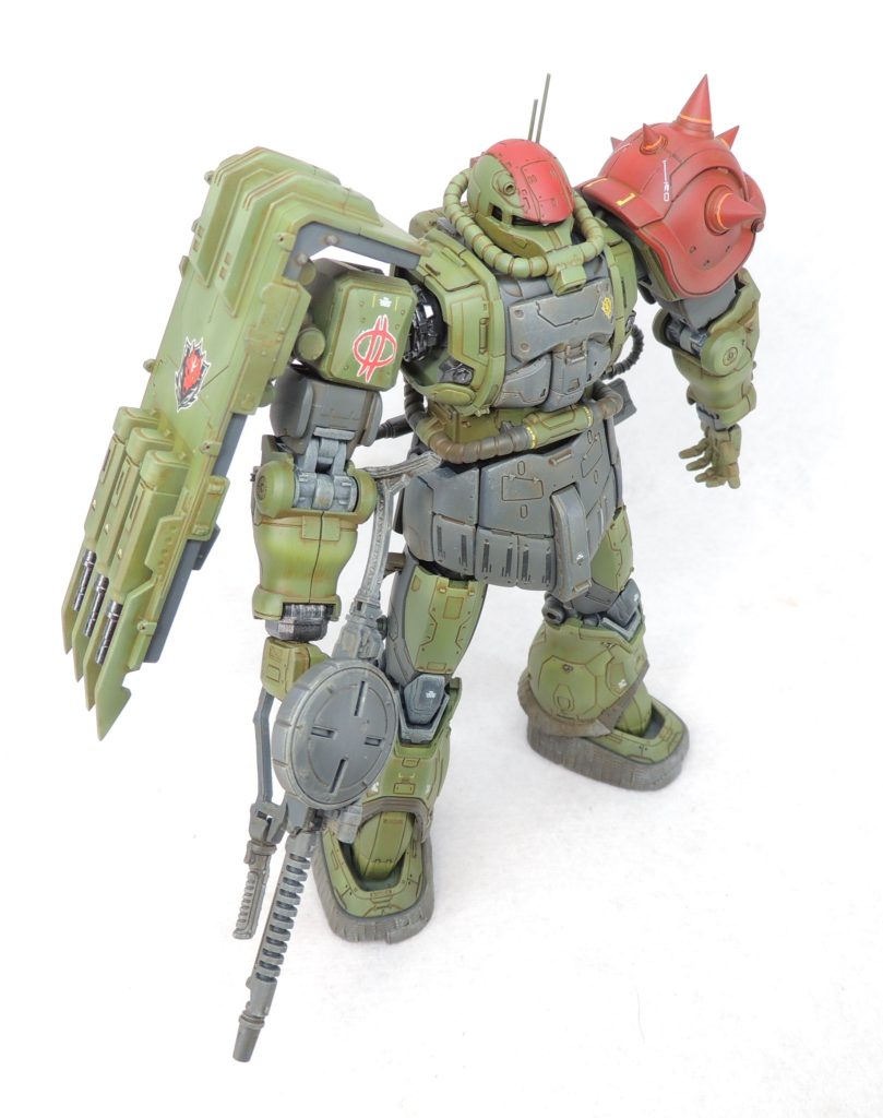 全身に細かいモールドがあるため、情報過多にならないよう、キット付属のデカールのみ使用しました。