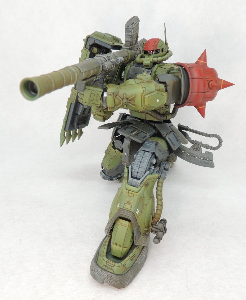 可動範囲が広いことも本キットの魅力の一つだと思います。立膝をついてザク・バズーカの発射体勢をとらせてみました。