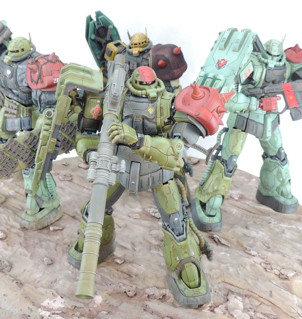 劇中のシチュエーションではありませんが、無識別型ザクⅡと一緒にディスプレイしてみました!