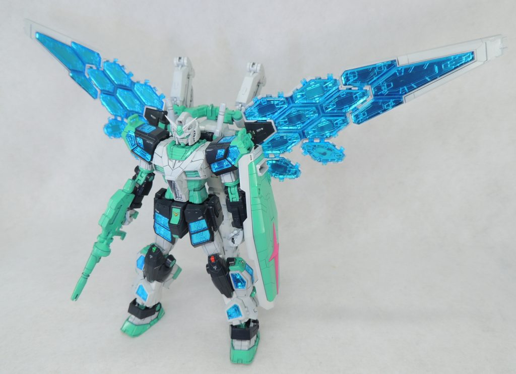 ■機体の軍事転用にあたりビーム・ライフル、ビーム・サーベル、シールドを装備し、軍事転用！？された状態にしてみました。ビーム・サーベルは柄が2本付属するのみで、ビーム光刃は入っていないため、ビーム・サーベルを構える場合は他キットから部品を流用する必要があります。