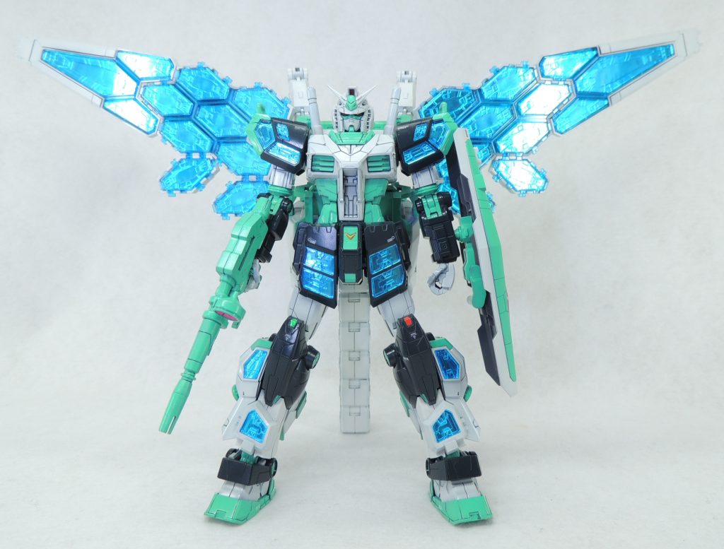 ■ガンダム本体首の部品はポリキャップと同じ素材で剥き出しであり、サイズも小さめ。そのため、プラ板の箱で首の部品を囲み、サイズアップするとともに塗装できるように改造しています。所々にハイキューパーツの金属製部品を用いてディティールを追加しました。