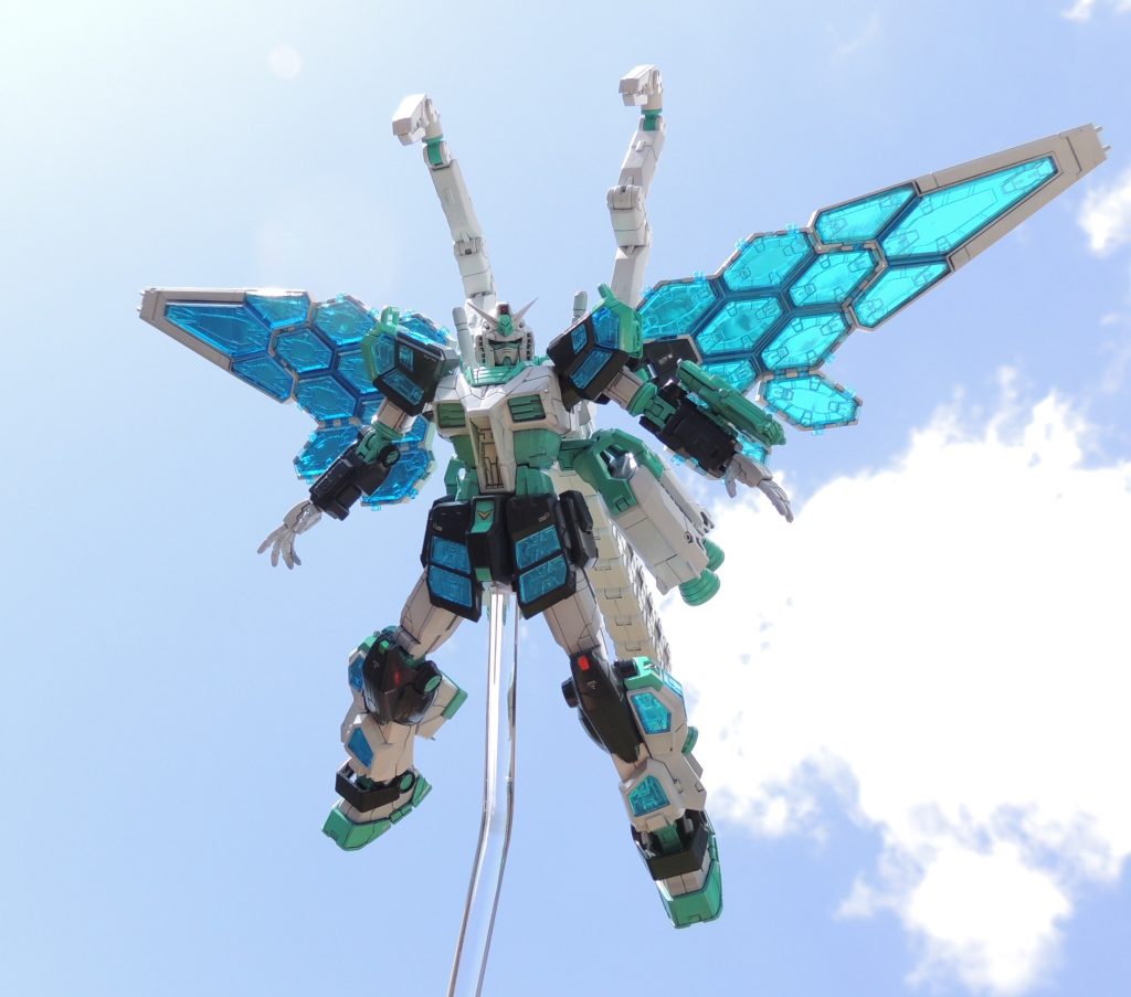 屋外撮影したところ、太陽光を反射してグラスフェザーが美しく輝いていました撮影日(2025.4.13)は晴天に恵まれましたが、春の嵐が吹き荒れており、機体が激しく揺れて飛ばされそうになるなど、ヒヤヒヤしながらの撮影となりました。6mmφの透明プラ棒を左手に持ち、右手でカメラを操作しています。