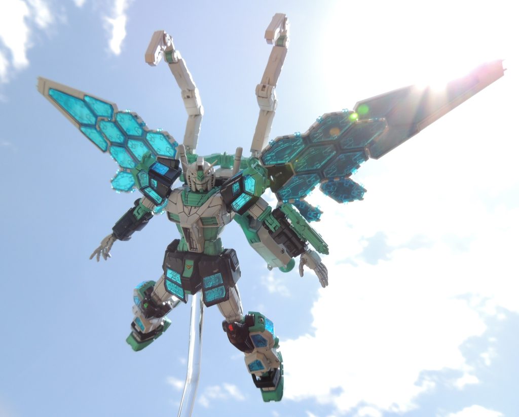 いろいろと賛否両論のある「万博ガンダム」ですが、キットの方は組みやすさや広い可動範囲、横浜ガンダムを踏襲した緻密なディティールや良好なプロポーション等、魅力ある仕様になっていると思いました。グラスフェザーは「ファンネル」に見立てたディスプレイができるなど、遊び心を発揮できるアイテムだと思います！