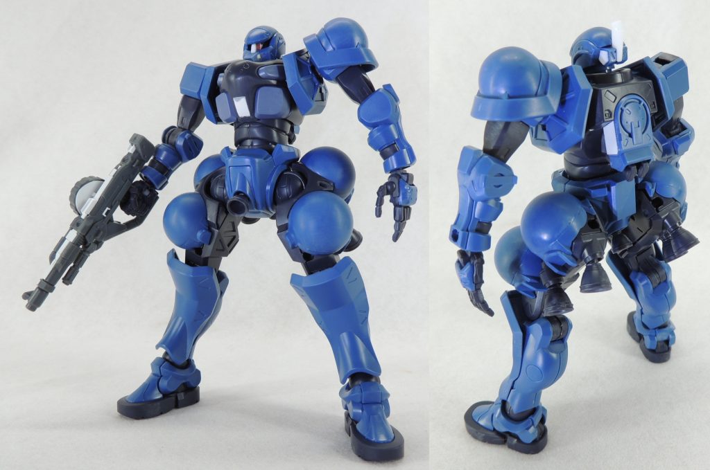 軍警ザクを仮組しているところです。頭部は動力パイプの接続部分を切り取って整形し、正面の支柱と後頭部のトサカを追加しました。画像の白い部分がタミヤのプラ板またはエバーグリーンのプラ材です。