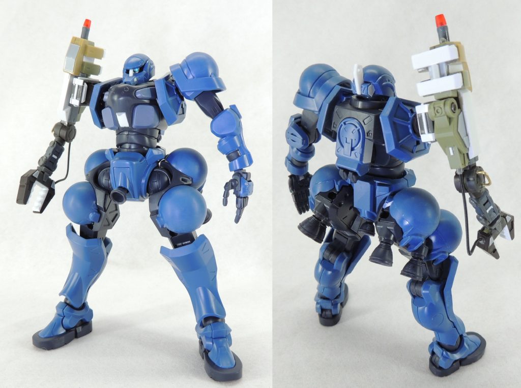 自作の建設工事用アームを装着してバランスを見ているところです。設定画のバランスを参考にしつつ、現場合わせで各部のサイズを決めました。