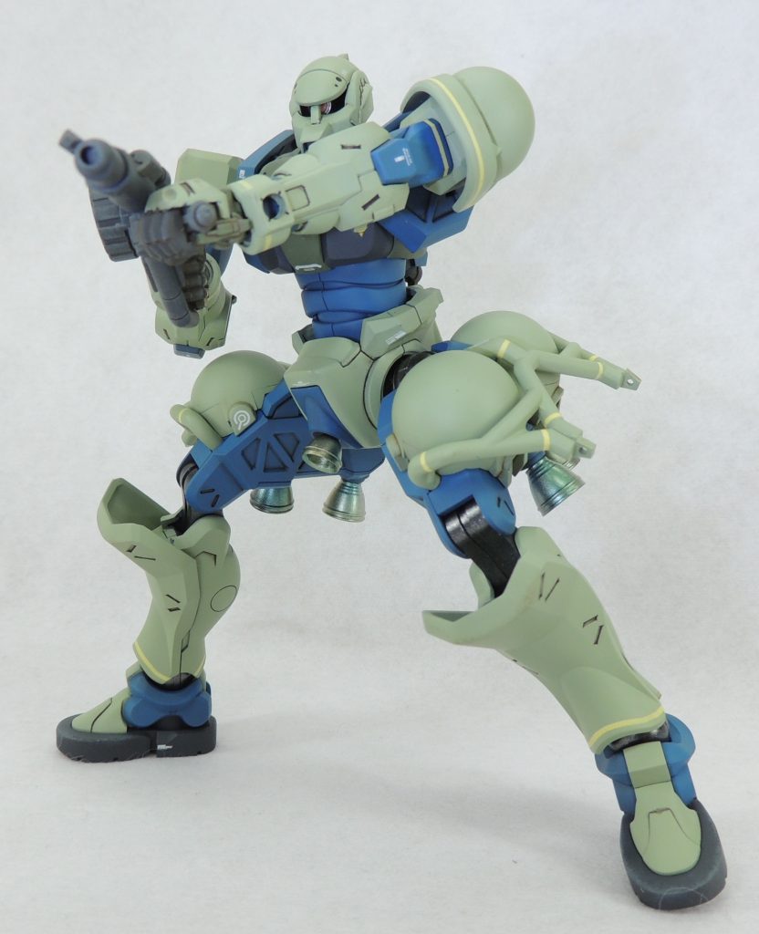 カラーリングはラッカー塗料のMSグリーンと東雲ブルーを主体とし、各所のイエローのラインはマスキングで表現。各関節とノズルには金属色を使用しました。乾燥後、エナメル塗料のダークブラウンやブラウンでスミ入れを行い、エッジにドライブラシとウェザリングマスターで軽く汚し表現を入れています。