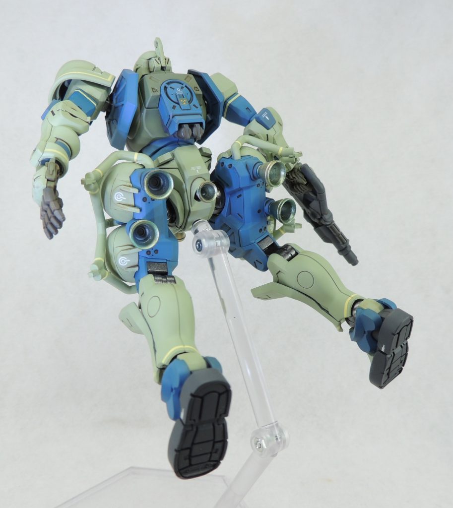 股間と脚部の各ノズルのフチは、商品名「ピンホイール」で薄く切削して精密感を演出。ノズルはシルバーで塗装後、クリアブルーとクリアオレンジをフワッと吹きかけて焼けのような表現を追加してみました。