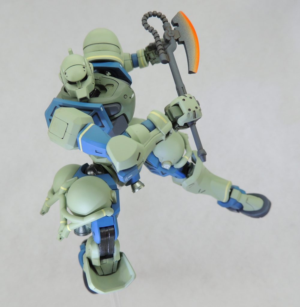 軍警ザク付属のヒート・ホークは赤熱化した状態で塗装。