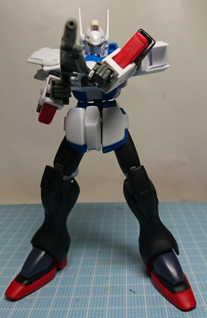 脚と腕を延長して、このようにビームライフルを構えるように改修しています。