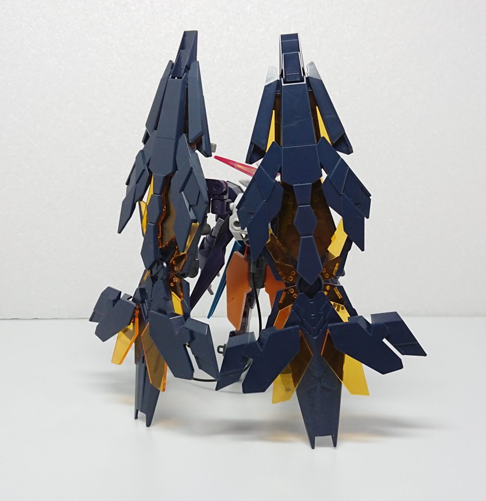 塗装前背面バンシィ・ノルン2機からもぎ取られた2つのアームドアーマーDE