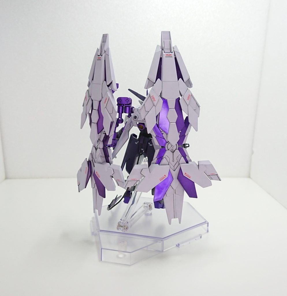 背面アームド・アーマーDEをベースに作られた「カミノツバサ」(「髪」とも「神」ともとれるように名付けられた)という名称の装備を2基装備している。カミノツバサは元となったアームド・アーマーDEと同じくスラスターやメガ・キャノンを搭載しているほか、Iフィールド・ジェネレーターがサイコフィールド増幅器に変えられており、「カミノツバサ」前面にドーム状のサイコフィールドを発生させることで背面からの攻撃に対しては完璧と言えるほどの防御性能を持つ。