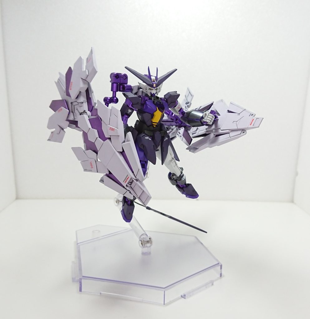 カミノツバサ(シールドモード)グリップを掴み腕部に装備することでシールドとしての機能を優先したモード、この状態でもメガ・キャノンを使用できるほかマニピュレータからのものよりもさらに長いビームブレイドを展開することが可能(ただしサイコフィールドの防御力は低下する)。