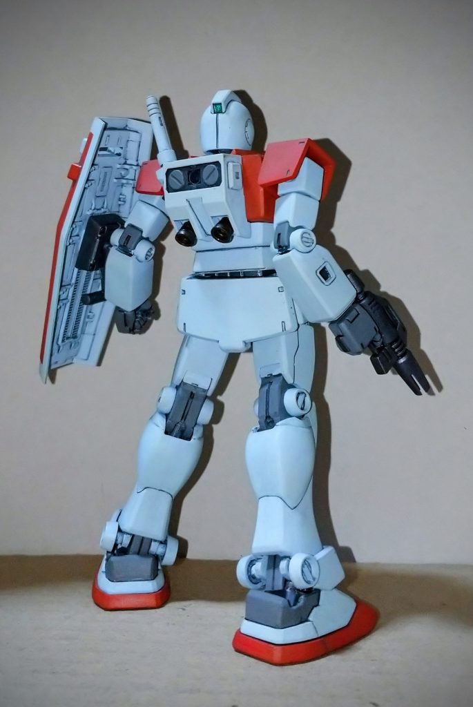 背面です。元々ディテールはほとんど入っていないシンプルさですが数少なく入っている腹部の裏側とサイドアーマーの縦ラインは特にカッコ良くも見えないので埋めています。特にサイドアーマーのラインは脇腹の段落ちのラインにつながって見えて「イヤ、お前そのラインからパカッと割れるんかい」という風にしか見えなかったので丁寧に埋めてあげました。逆に足したディテールはランドセルの側面があまりにもまっ平らだったのでランナータグを加工した板っぺらを貼って上げました。足したのはこれだけです。(笑)