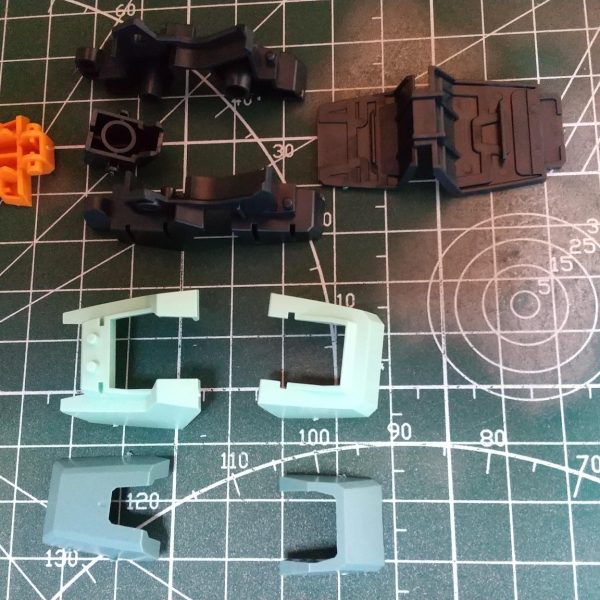 ◼️初心者です！アドバイス欲しいです◼️足パーツから作りたく制作開始！(1)切り出し(2)ゲート処理&面だし (3)バンダイエッジ処理 (4)800番迄のヤスリこれ面だし&エッジ処理出来てるんですかね？ （2枚目）