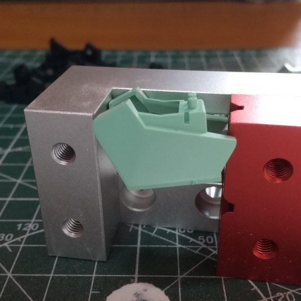 ◼️初心者です！アドバイス欲しいです◼️足パーツから作りたく制作開始！(1)切り出し(2)ゲート処理&面だし (3)バンダイエッジ処理 (4)800番迄のヤスリこれ面だし&エッジ処理出来てるんですかね？ （4枚目）