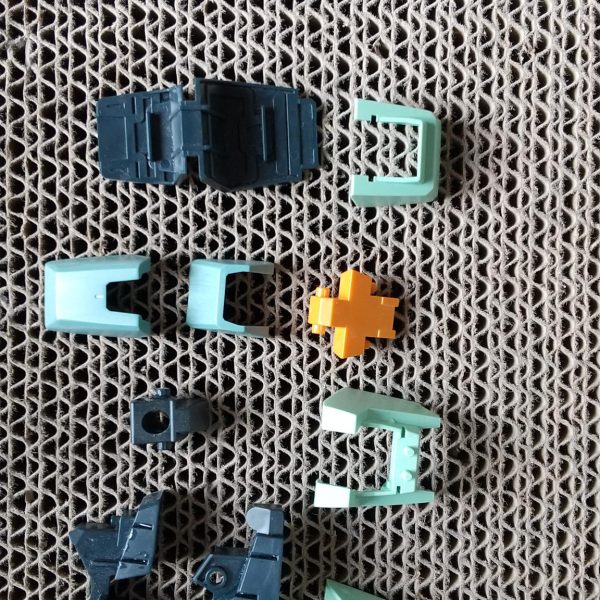 ◼️初心者です！アドバイス欲しいです◼️足パーツから作りたく制作開始！(1)切り出し(2)ゲート処理&面だし (3)バンダイエッジ処理 (4)800番迄のヤスリこれ面だし&エッジ処理出来てるんですかね？ （5枚目）