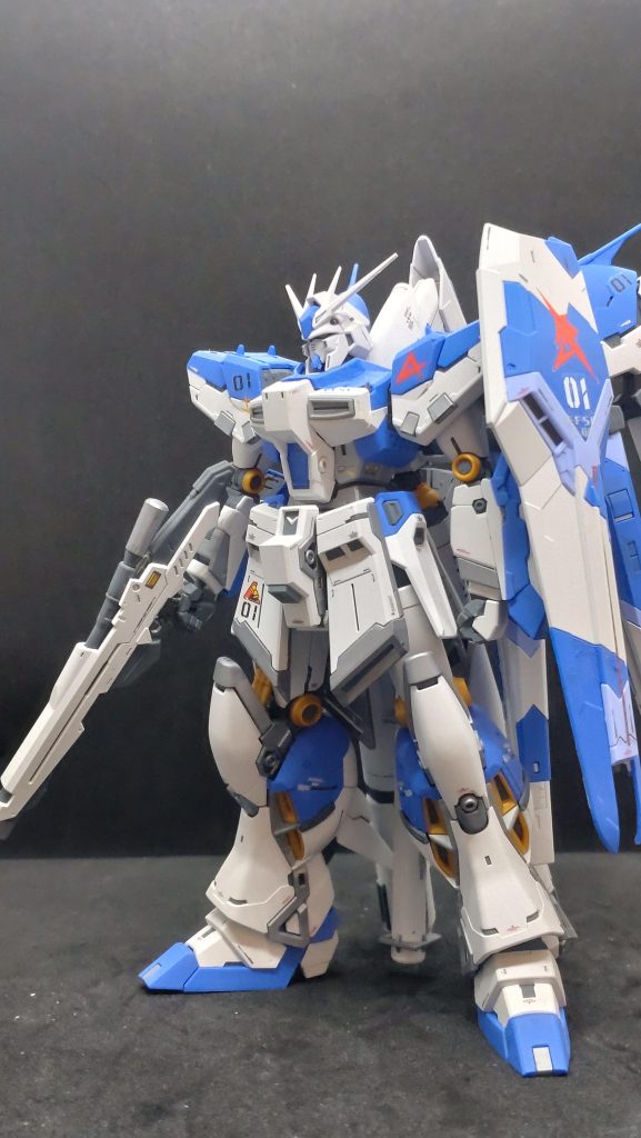 青は紫強めにしても良かったかなと思っています。ツインアイはキットでは黄色なようでしたが緑の方が好みなので緑にしてます。それが見えるメイン写真のアングルが一番好きだったりします。