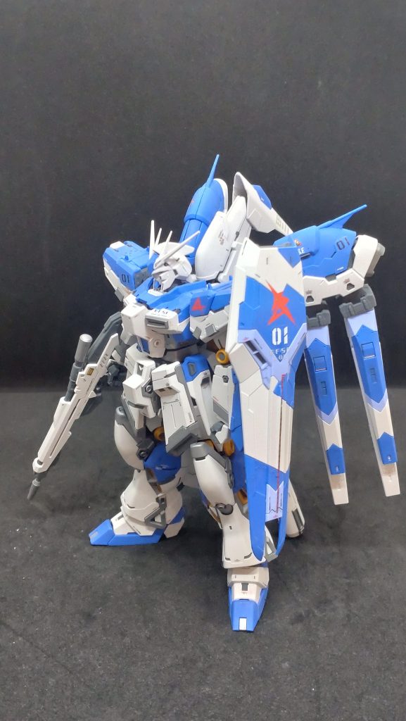 RGなので元々情報量が多いのでデカールも控えめにして仕上げ。それにしても最新キットだと塗装に割ける時間が増えますね。