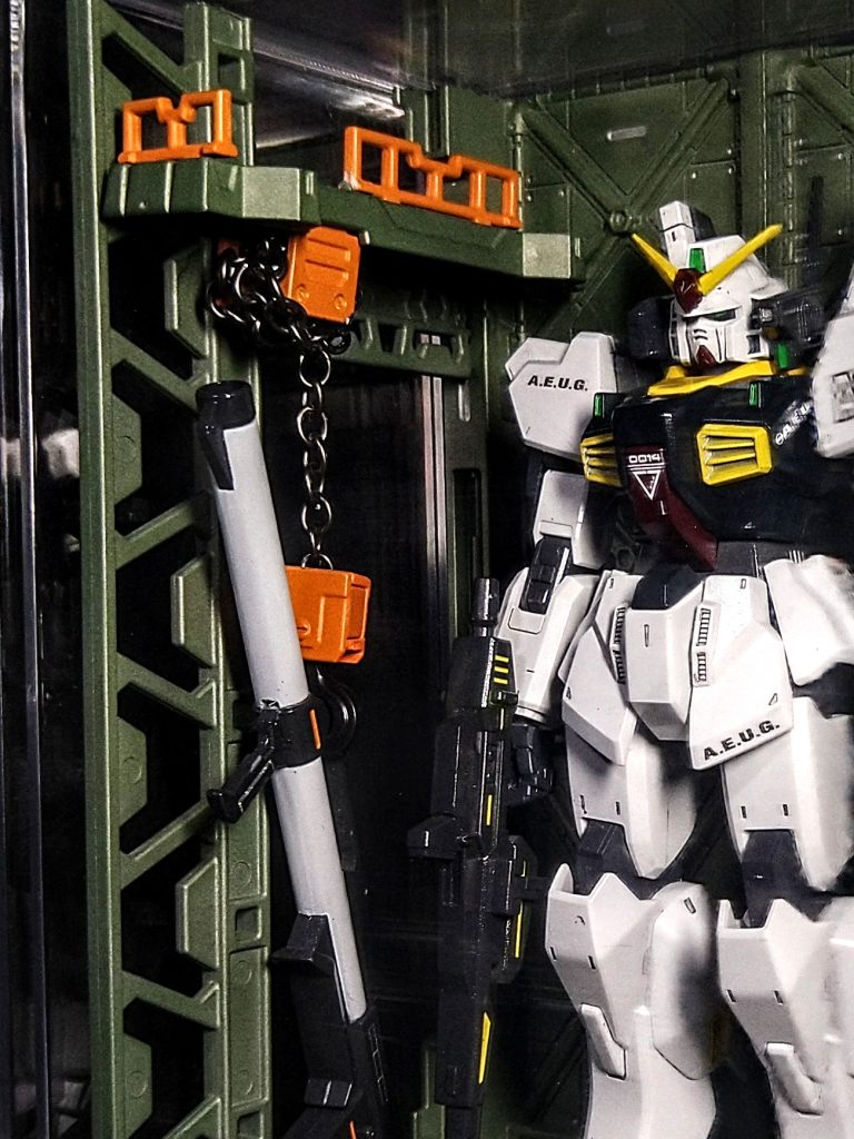 100均で、連結ディスプレイベース用クレーンを見つけて即購入。バズーカを吊るしてみました。