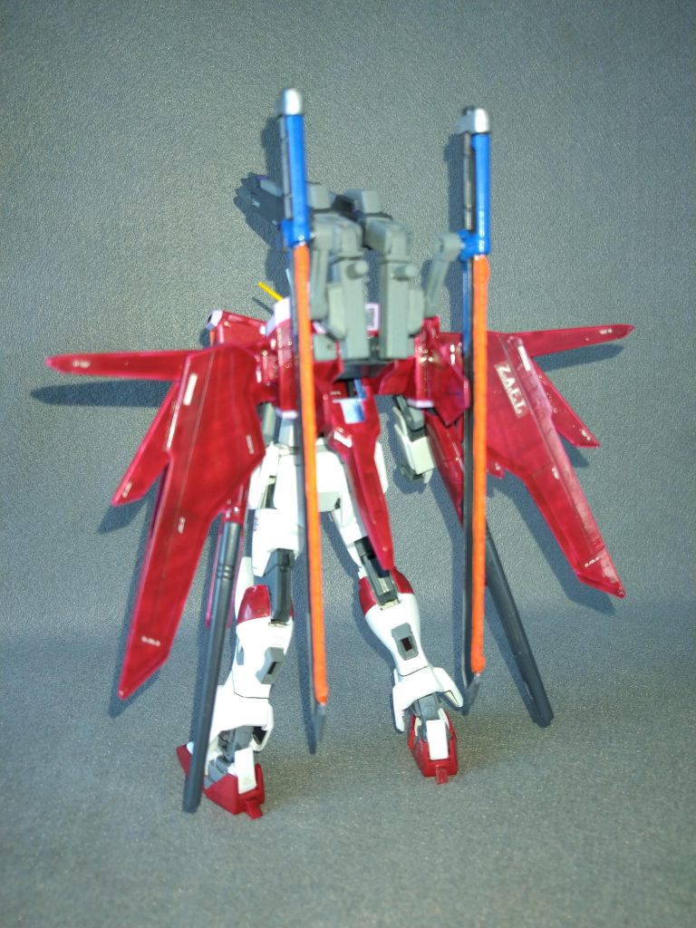 対艦刀✕２本、ビームキャノン✕２門追加です。対艦刀のレーザーが発振しっぱなし？気にせんで下さい。（ クリアパーツに置き換える技術など無い！）