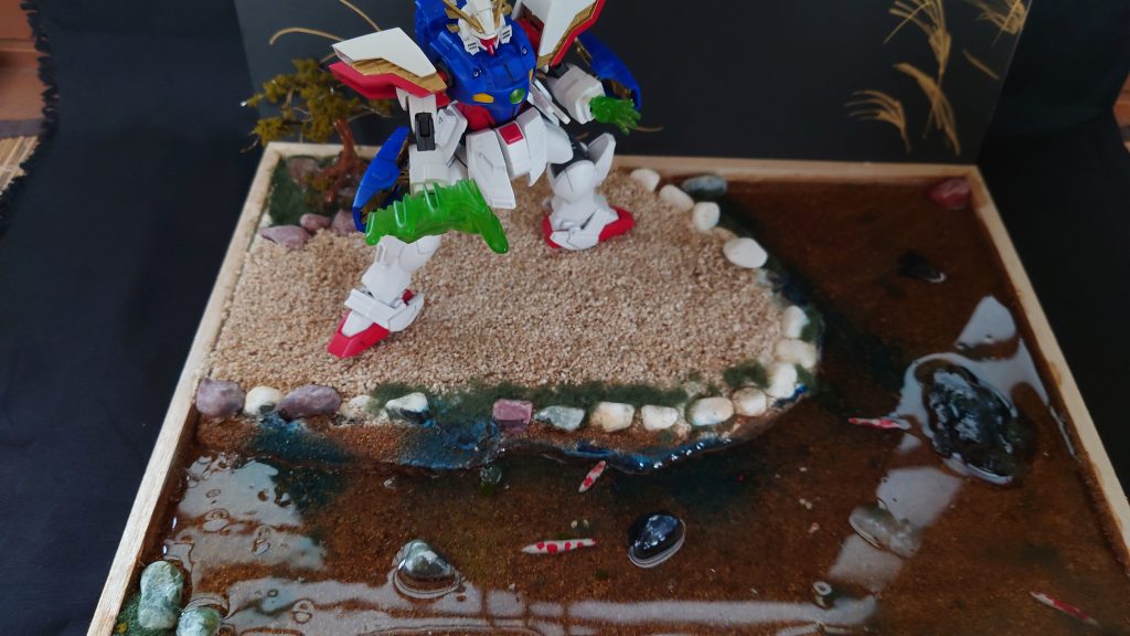 池の淵石は金魚用の石にちょい塗装 池の石と苔は作成しました ジオラマ用の芝を細く切って苔っぽくしてみました。