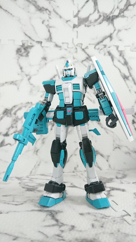 かなり照明で色を飛ばしてますがこのコーラルブルー、ベースホワイトの上に吹き付けても乾くと濃くなるみたいで使いにくかったです。光沢なので上に半光沢を吹いても変色するしで難しい