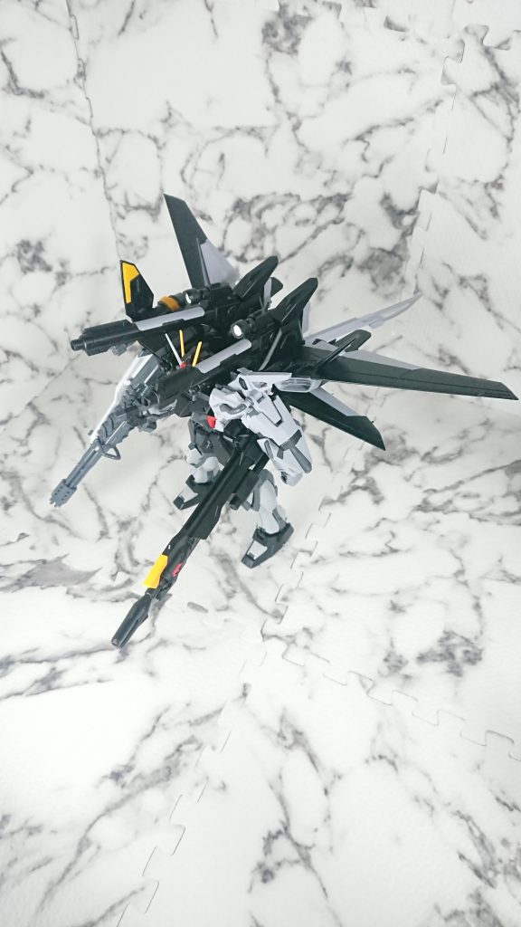 ランチャー・ソードとノワールストライカーの相性が悪かったのでストライクEからI.W.S.P.を黒・グレーで塗装して装着