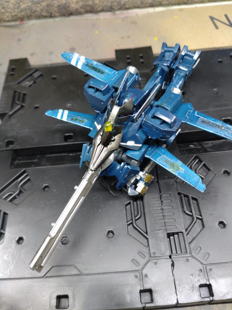 変形は楽なキットデカール貼るまでは頑張って作ったんですがちょっとポロリも多いし手がちゃんと武器持てない