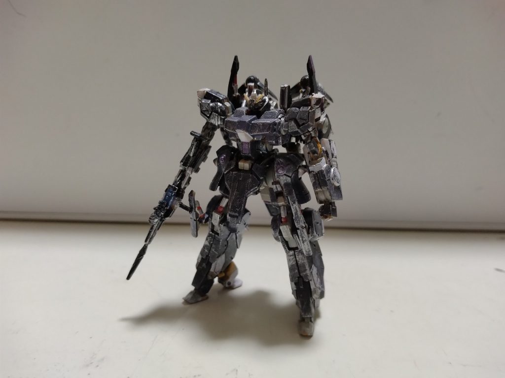 全体はこんな感じです。フレーム...ガルグレーメインカラー...エアリアル改修型ブルー+ダリルバルデレッド+グレー紫部分...エアリアル改修型ブルー+ダリルバルデレッド+エアリアルホワイトビームマグナム...グレーマガジン...エアリアル改修型ブルーシリンダー...ダリルバルデレッド白部分...エアリアルホワイトチッピング...ガンダムマーカーEXシルバーって感じです。やっぱ小さくて大変ですね...