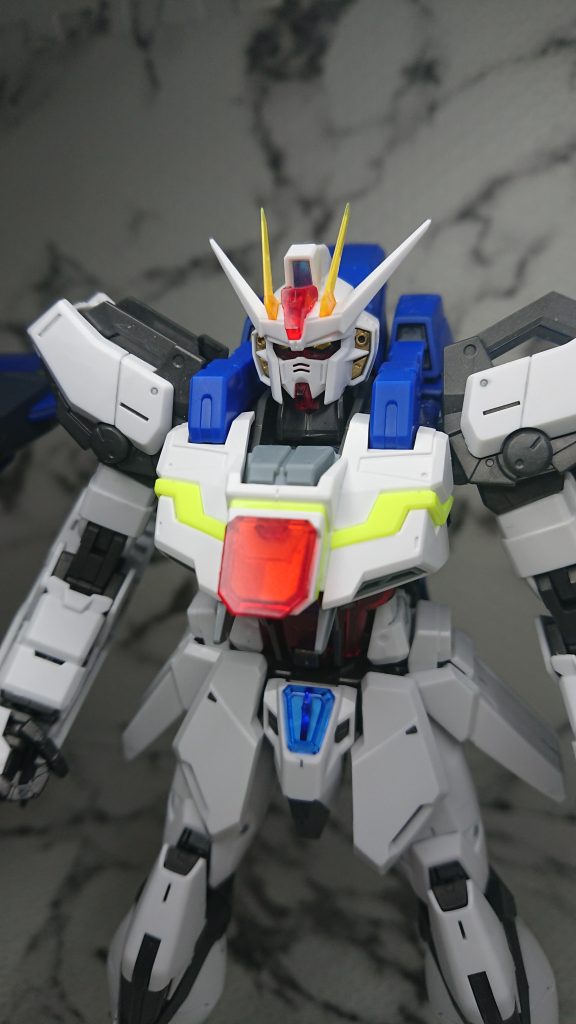 胸当てはエクリプスの余剰パーツで、白と蛍光イエローが気に入ったのでそのまま付けました