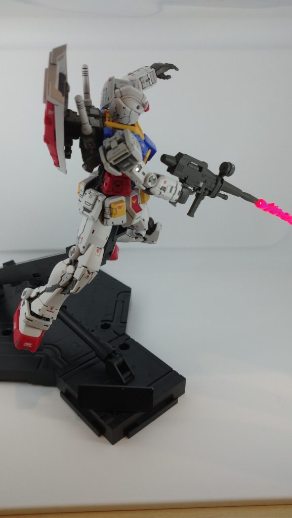 さすが最新のRG、組みながら「こんな感じで動くのか❗」ということがビシビシ伝わりました。完成したからには、…やはりブンドドですよね😆
