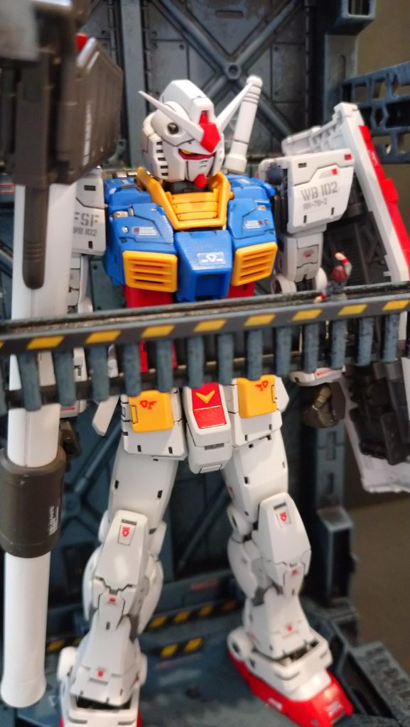 最後に過去作とからめた写真を📷️前回制作したディスプレイベースと。アムロのファンの連邦女子が、出撃前のアムロに手をふっています(妄想)