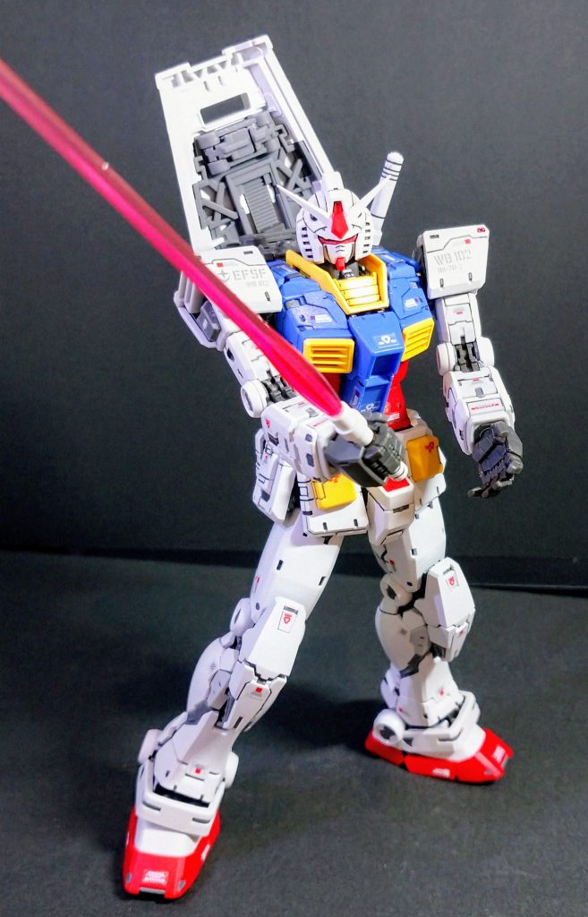 今回は「キットの持つ良さをそのまま味わう」という制作課題(?)で制作にあたりました。評判どおりの良いキットで、その良さを堪能しました✨とはいえ、つい手を入れたくなる誘惑には勝てず、以下のように多少は手を加えてしまいました😅・エナメルまたはペンで墨入れ。・バックパックをエナメルのクロームシルバーでドライブラシ・フレーム一部を部分塗装(シルバー)・足裏、ランドセルバーニアを焼鉄色およびシルバーで塗装・ツインアイ、頭部前後カメラ、両肩の緑赤の航空灯(?)にUVレジンを盛り、立体感をつける。・バズーカ弾を塗装(モンザレッド、焼鉄色)